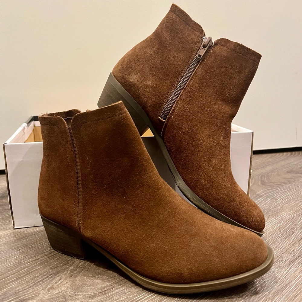 Brown Ankle Boots with Low Heel and Zipper